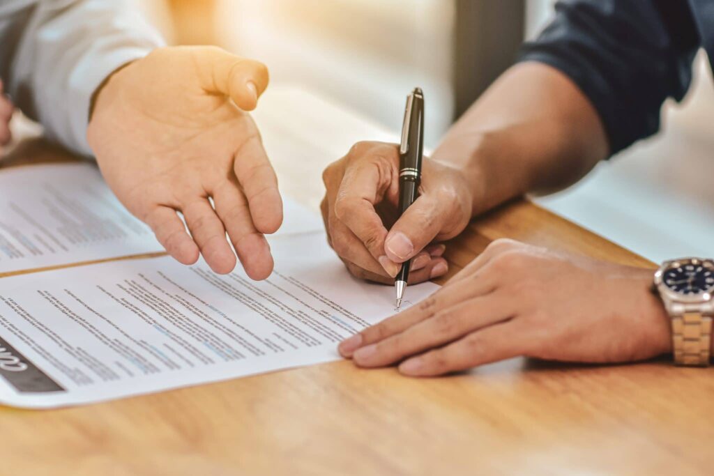 Подписание договора купли-продажи недвижимости в Болгарии