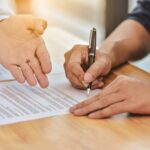 Подписание договора купли-продажи недвижимости в Болгарии